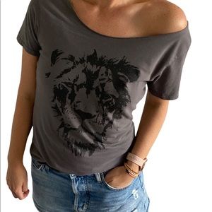 BOUTIQUE: Grey open neck lion print t shirt